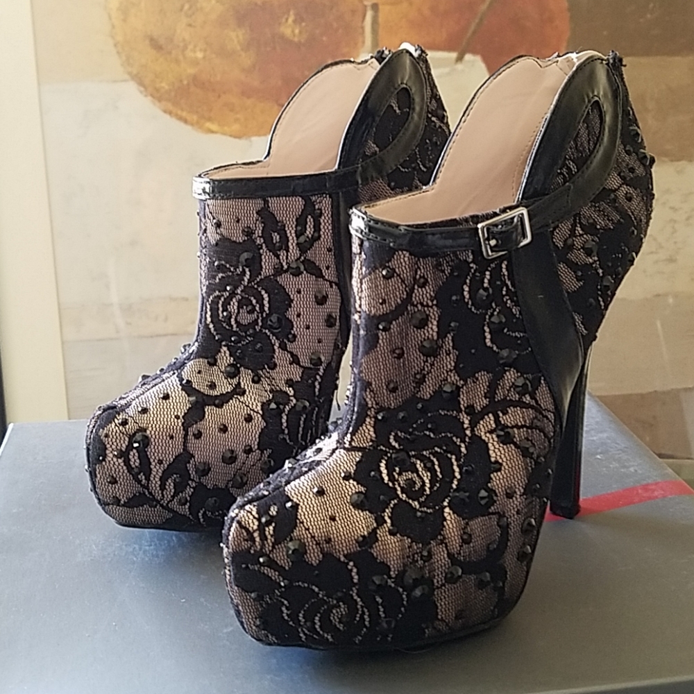 Eva & Zoe Papeete Lace heels